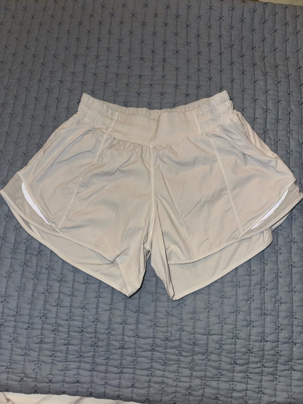 Cute! Lululemon Hotty Hot Off White Athletic Shorts